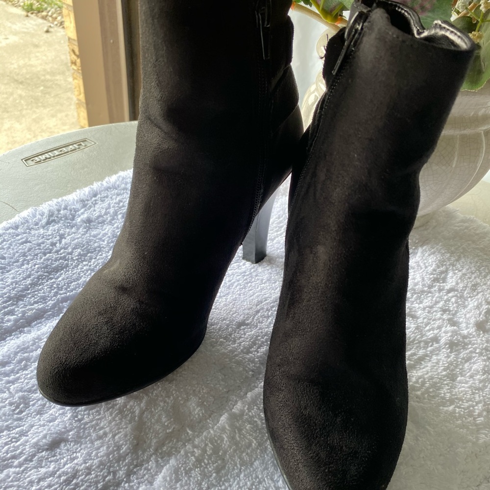 Kelly&Katie Black Suede ankle booties